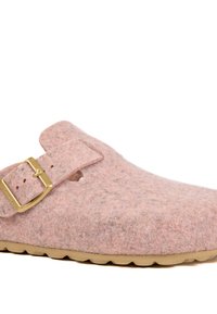 Sabots en feutre rose avec une boucle en métal doré et une ouverture sur le côté. Texture douce avec une semelle en caoutchouc présentant un motif en vagues pour une meilleure adhérence.