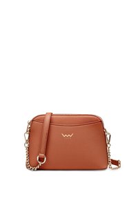 Hnědá syntetická crossbody taška s texturovaným povrchem, zlatými detaily a odnímatelným řetízkem; na přední straně má logo.