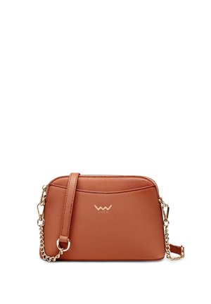 Hnědá syntetická crossbody taška s texturovaným povrchem, zlatými detaily a odnímatelným řetízkem; na přední straně má logo.