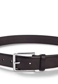 Ceinture en cuir noir avec une boucle rectangulaire en argent, comportant des trous régulièrement espacés et une texture lisse. Design simple sans embellissements.