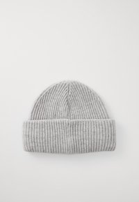 Gorra de punto gris con textura acanalada, que presenta un dobladillo. El material parece suave y cálido, apto para el clima frío.
