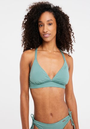 Top bikini a righe color teal con design triangolare, spalline regolabili e tessuto arricciato alla base. Texture liscia, design minimalista.