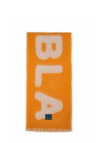 Oranje deken met grote witte letters die "BLA" spellen. Zacht, textured materiaal met een franjerand en een klein blauw logo in de onderste hoek.