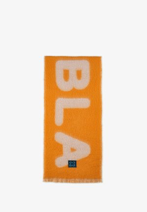 Oranje deken met grote witte letters die "BLA" spellen. Zacht, textured materiaal met een franjerand en een klein blauw logo in de onderste hoek.