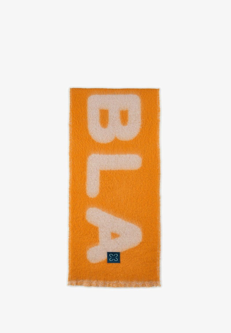 Oranje deken met grote witte letters die "BLA" spellen. Zacht, textured materiaal met een franjerand en een klein blauw logo in de onderste hoek.
