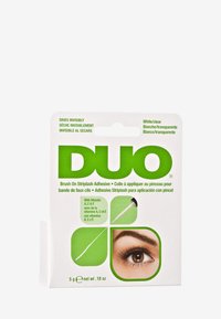 Colla Duo Brush On per ciglia finte in confezione bianca/trasparente. Presenta un logo verde, un'illustrazione dell'applicatore di adesivo trasparente e un dettaglio di un occhio.
