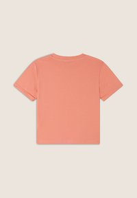 Camiseta de manga corta y cuello redondo en color coral, fabricada en suave algodón. Cuenta con una parte posterior lisa y un acabado limpio en las mangas y el dobladillo.