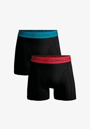 Crne bokserice s kontrastnim elastičnim pojasom u tirkiznoj i crvenoj boji, s oznakom branda "MUCHACHOMALO". Glatka tekstura i prilagođen dizajn.