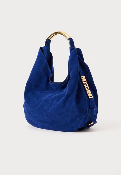 Plava suđena hobo torba s zlatnim metalnim ručkama i zlatnim "MOSCHINO" logotipom sa strane. Mekana tekstura i prostrani dizajn.
