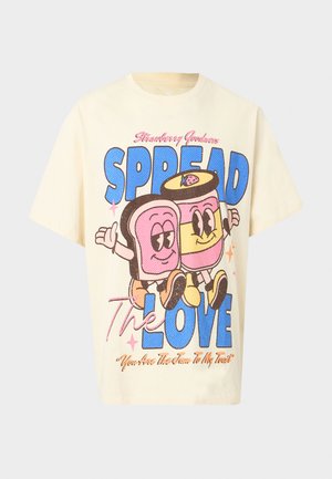 Roomwit T-shirt met cartoon geroosterd brood en jam die hand in hand lopen, met de tekst "Aardbeigoedheid Verspreid de Liefde" en "Jij bent de jam bij mijn toast."