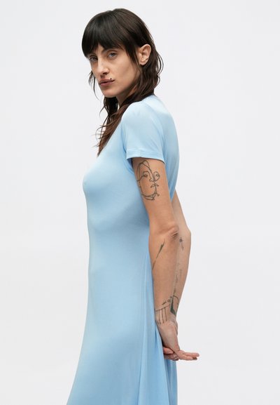 Svetlomodré krátke šaty s krátkym rukávom z hladkého materiálu, s priliehavým strihom a bočnými rozparkami, s jednoduchým a elegantným dizajnom.