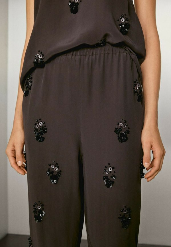 FLOWING FLORAL APPLIQUÉS  - Trousers4