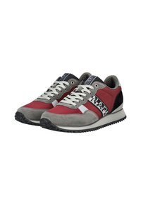 Scarpe da corsa con tomaia in suede rosso e grigio, dettagli in tessuto testurizzato e una striscia del logo nera. Presentano lacci bianchi e suola in gomma.