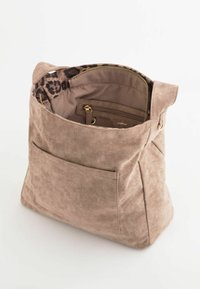Brun ruskinds tote taske med en enkelt udvendig lomme, lynlåsåbning i toppen og indvendig foring med leopardmønster.