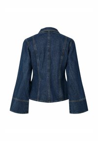 Jeans jakna v temno modri barvi z ukrojeno silhueto, zvonastimi rokavi in kontrastnimi šivi. Zadnji pogled prikazuje šive in ovratnik.