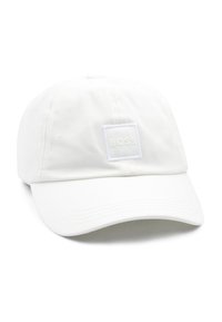 Gorra de béisbol de algodón blanco que presenta un parche cuadrado blanco con el logotipo "BOSS" en relieve en la parte frontal. Visera curva y correa ajustable en la parte posterior.