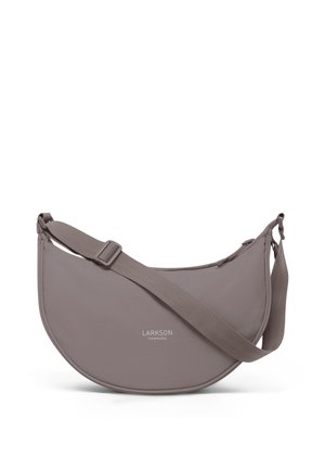Grijze halvemaanvormige crossbodytas met verstelbare riem en "LARKSON HAMBURG" logo in het midden aan de voorkant.