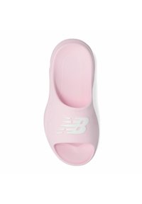 Sandalo rosa con design sagomato e tacco rialzato. Presenta un logo bianco sulla fascia e una presa testurizzata sulla soletta.