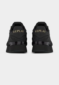 Μαύρα αθλητικά παπούτσια με υφή, χρυσό λογότυπο «REPLAY» και γυαλιστερές μαύρες λεπτομέρειες στη φτέρνα. Χοντρή σόλα με σχέδιο πέλματος.