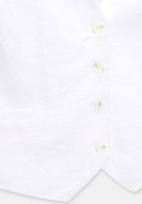 Gilet en lin blanc avec un design en V, comportant cinq boutons ronds et une poche unique sur le côté gauche. Texture lisse et léger.