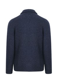 Marineblaues Strickpullover mit langen Ärmeln, gerippten Bündchen, Saum und Kragen, von hinten auf einem weißen Hintergrund gezeigt.