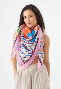 Foulard multicolore en forme triangulaire, présentant des motifs vibrants avec des personnages de dessins animés, terminé par des bords frangés.