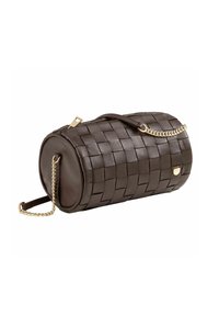Borsa cilindrica in pelle intrecciata marrone scuro con tracolla in catena dorata, chiusura con zip e design strutturato. Presenta dettagli di superficie testurizzati.