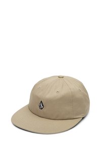 Gorra de béisbol color caqui hecha de algodón con visera plana, adornada con un logotipo bordado en negro en la parte frontal y orificios de ventilación en la corona.