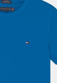 Tommy Hilfiger ESSENTIAL TEE - T-shirt básica - regatta blue