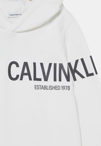 Calvin Klein Jeans Jersey con capucha - white