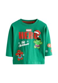 Zielona bawełniana koszula z długim rękawem, na której znajduje się napis "MARVEL HERO", grafiki z pierniczkami i superbohaterami, akcent w postaci czapki Świętego Mikołaja oraz detale w formie płatków śniegu.