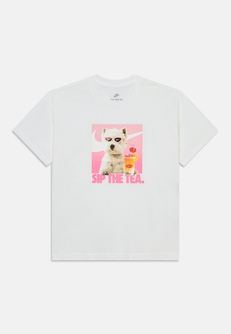 T-shirt branca com uma ilustração de um cão a usar óculos de sol em forma de coração, segurando uma bebida, com fundo rosa e texto "BEBE O CHÁ."