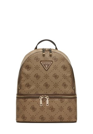 Sac à dos Guess marron avec motif monogramme, plaque triangulaire avec logo, fermetures éclair doubles et une poignée supérieure.