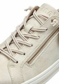 Beige Leder Sneaker mit runder Zehenpartie, elastischen Schnürsenkeln, seitlichem Reißverschluss und Gummisohle. Strukturierte Oberfläche mit subtiler Schimmer. Goldener Reißverschlussdetails.