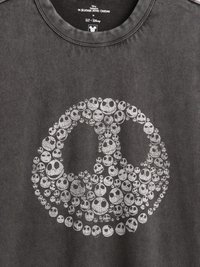 Trumpomis rankovėmis, tamsiai pilka marškinėliai su balta grafika, kurioje keli Jack Skellington kaukolės išdėstytos apskritimo formos raštu.