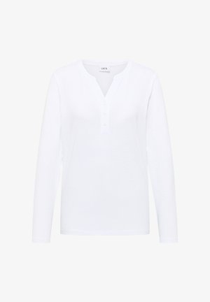 Camisa blanca de manga larga con escote en V y tapeta de cinco botones. Fabricada en un tejido suave, con una textura lisa y sin patrones.