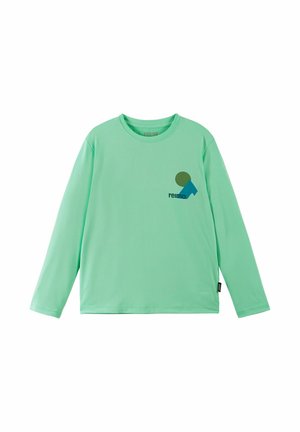 Długa zielona koszula w kolorze mięty z okrągłym dekoltem, małym abstrakcyjnym logo i napisem "reima" na lewej piersi.