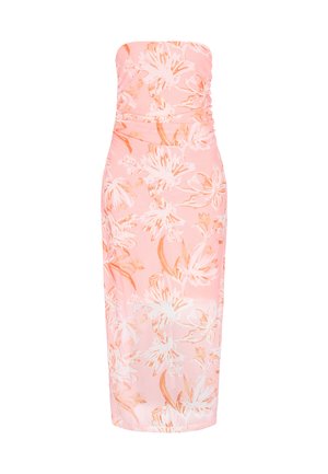 Stropløs midi-kjole med pink baggrund og hvidt blomsterprint, med tætsiddende silhuet og rynkede detaljer ved brystet.