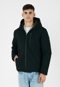 Giacca nera con cappuccio, dotata di zip frontale, due tasche laterali e una fodera interna a contrasto. Realizzata in un materiale morbido e leggero, progettata per il calore.