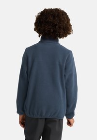 Giacca in fleece blu con collo alto, vestibilità comoda e orlo elasticizzato. Tessuto liscio e design classico senza fantasie o loghi.