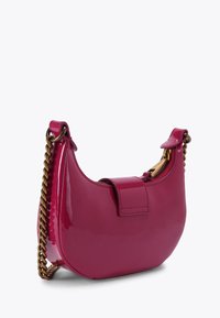 Borsa a mano in pelle verniciata rosa con forma curvata, tracolla in catena dorata e chiusura a pattina. Texture liscia con finitura lucida.