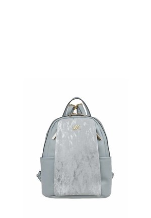 Grauer Rucksack mit samtigem vorderem Paneel, goldenen Reißverschlusszügen und kleinem goldenem Logo oben vorne in der Mitte.