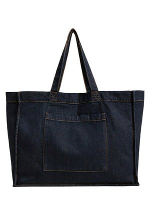 Grote donkerblauwe denim tas met twee handvatten en een rechthoekig voorvak met zichtbare bruine stiksels.