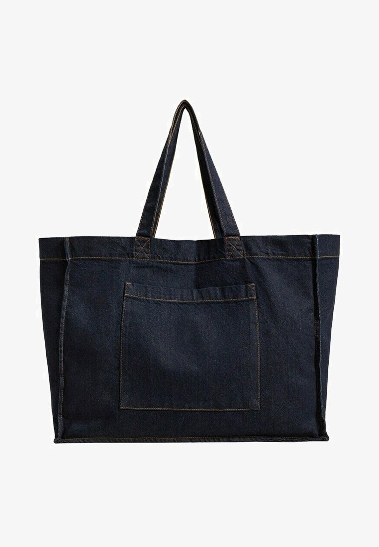 Grand sac cabas en denim bleu foncé avec deux poignées et une poche rectangulaire avant avec des surpiqûres marron visibles.