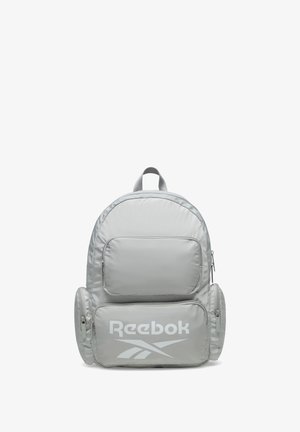 Zaino Reebok grigio chiaro con multiple tasche con cerniera e una maniglia superiore, con il logo Reebok sulla tasca anteriore.