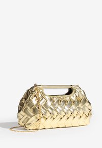 Złota metaliczna pleciona kopertówka z górnym uchwytem i odpinanym łańcuszkowym paskiem na białym tle.