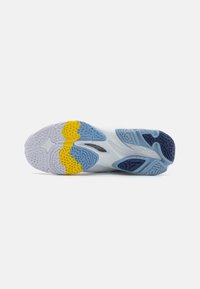 Semelle de chaussure avec une base blanche et des accents bleus, jaunes et marine. Caoutchouc texturé offrant une bonne adhérence ; motifs remarquables le long du design.