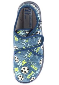 Blauwe stoffen schoen met patronen van een voetbal en tekst. Voorzien van een klittenbandsluiting en contrasterende groene stiksels. Rond neus, zachte textuur.