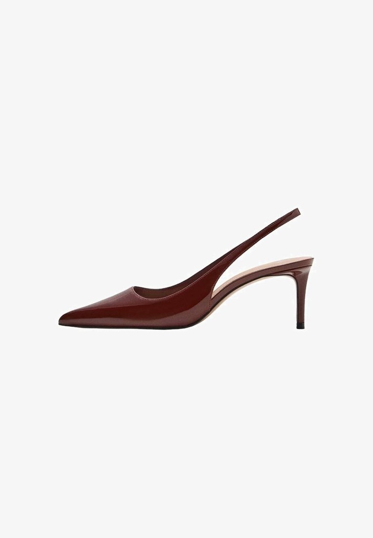 Chaussure slingback à talons hauts marron foncé à bout pointu avec un talon fin de taille moyenne et une finition brillante.