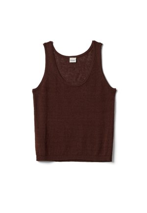 Bruine gebreide mouwloze tanktop met ronde halslijn en geribbelde zoom, plat gelegd op een witte achtergrond.